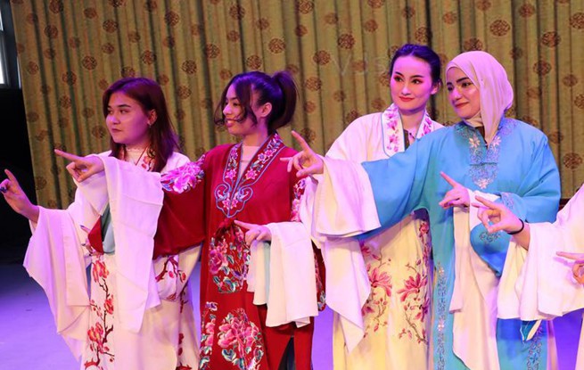 外國留學生感受中國京劇魅力